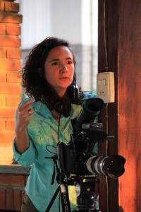 A diretora Juliana Radler durante as filmagens