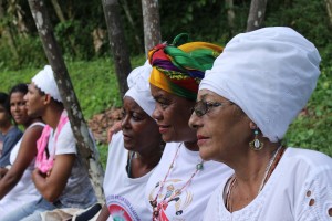 Mãe Rosa de Itaparica (no primeiro plano) com duas de suas filhas de santo