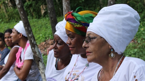 Mãe Rosa de Itaparica (no primeiro plano) com duas de suas filhas de santo