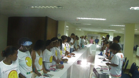 Legenda: Participantes em momento de oração e apresentação iniciais (Foto: Ana Gualberto)
