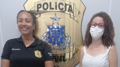 Camila e a coordenadora da coercid Delegada Ana