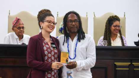 Camila Chagas, assessora jurídica para Comunidades Negras Tradicionais, representou KOINONIA na homenagem prestada às organizações, terreiros e coletivos do movimento social que realizam ações de promoção e defesa das tradições das raízes de matrizes africanas e nações do candomblé.